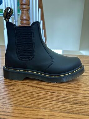 NWOT Dr. Martens Embury Chelsea Boot